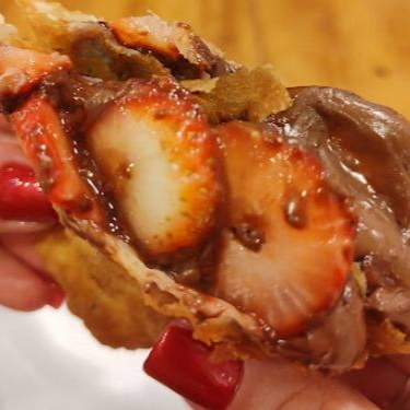 Delicioso pastel de chocolate (brigadeiro de panela delicioso) e com pedaços de morango fresco.