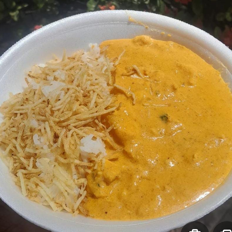 Arroz fresquinho, feijão delicioso, strogonoof e batata palha