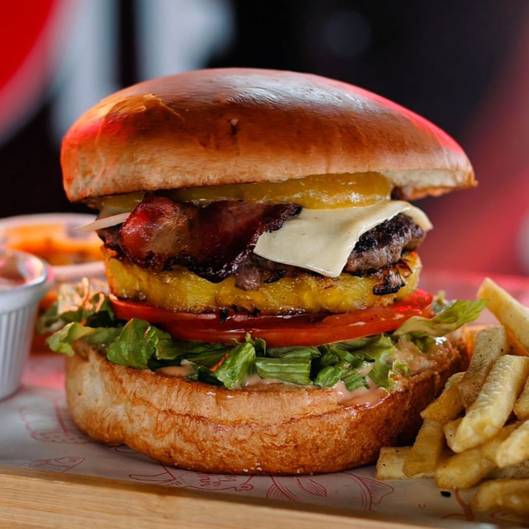 Burger Doble Piña Pa' la Niña + Papas Fritas