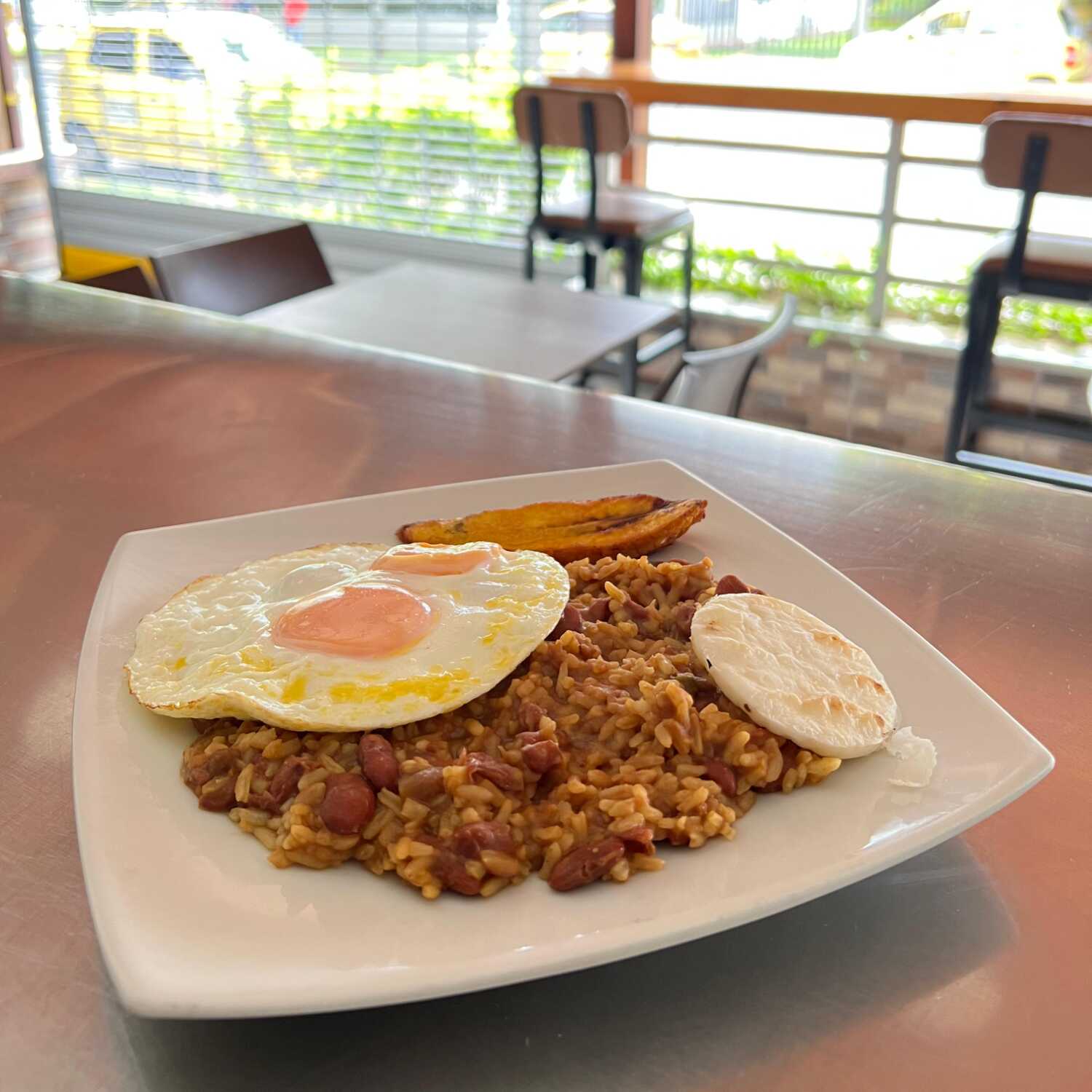 Calentado de Frijoles Con huevo