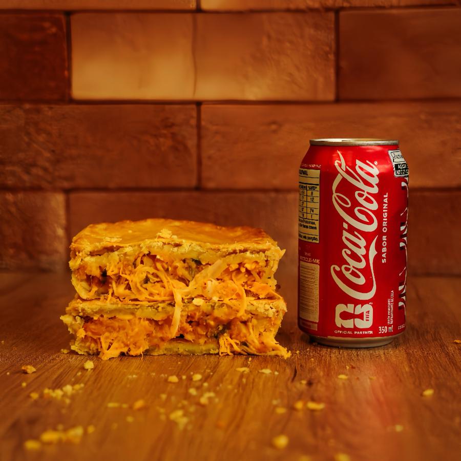 Nessa Promoção você R$1,00 de Desconto!
1 Empadão de Frango feito com a massa leve e saborosa da Empada da Casa, recheado generosamente com frango temperado.
1 Coca-Cola de 350ml.