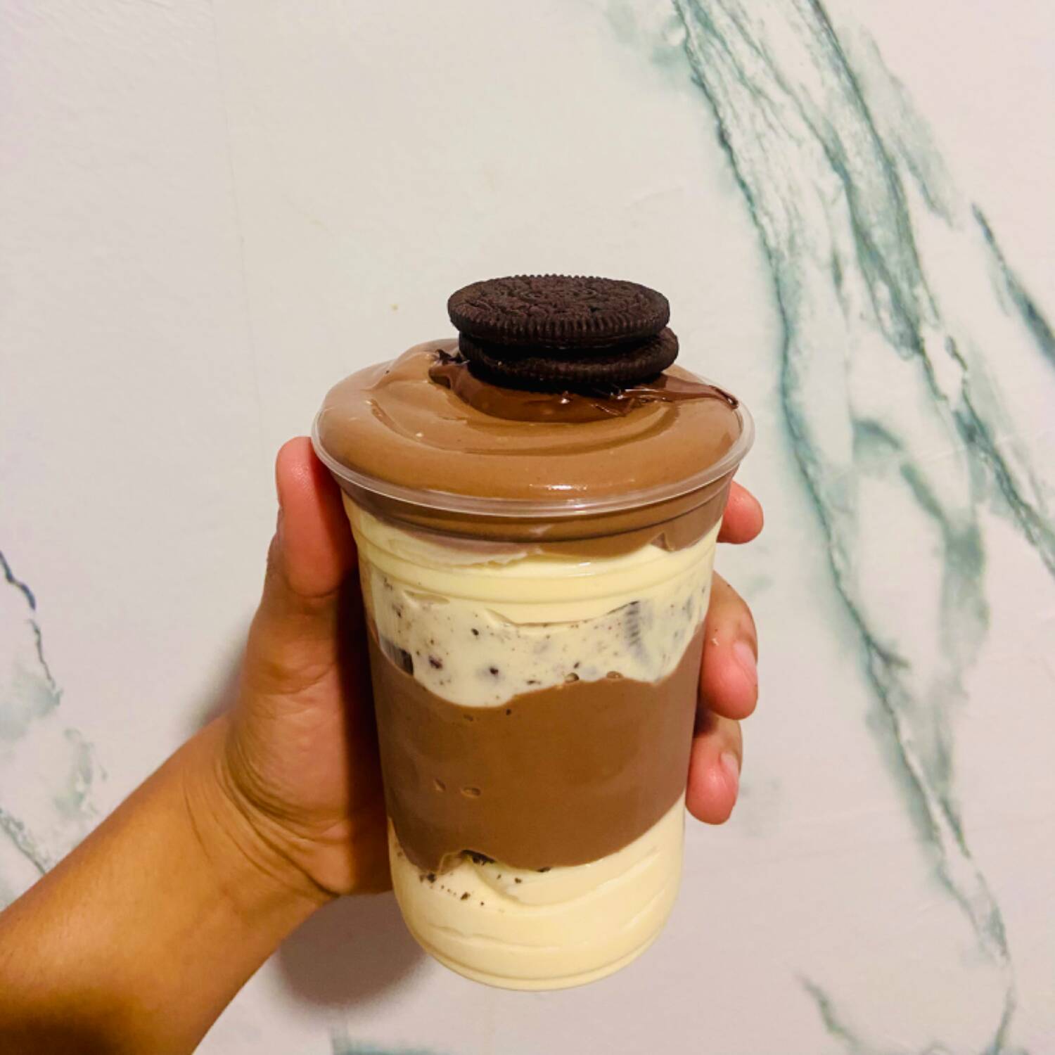 Recheio branco, biscoito oreo picado, recheio de oreo com chocolate, finalizado com nutella pura.
