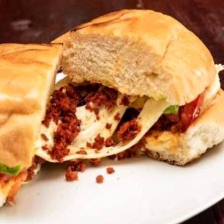 Lonche de Frijoles con Chorizo
