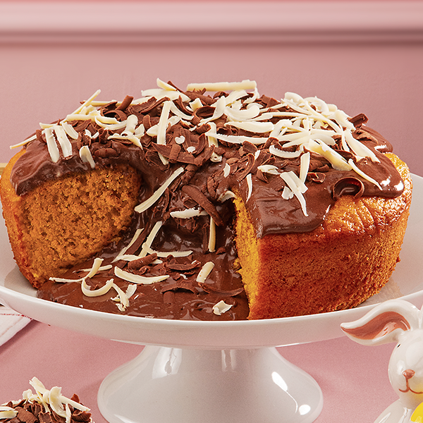 Bolo de cenoura com uma generosa camada de mousse de chocolate, finalizado com raspas de chocolate ao leite e branco. Imagem meramente ilustrativa.
Bolo pequeno serve até 8 fatias
Bolo grande serve até 16 fatias