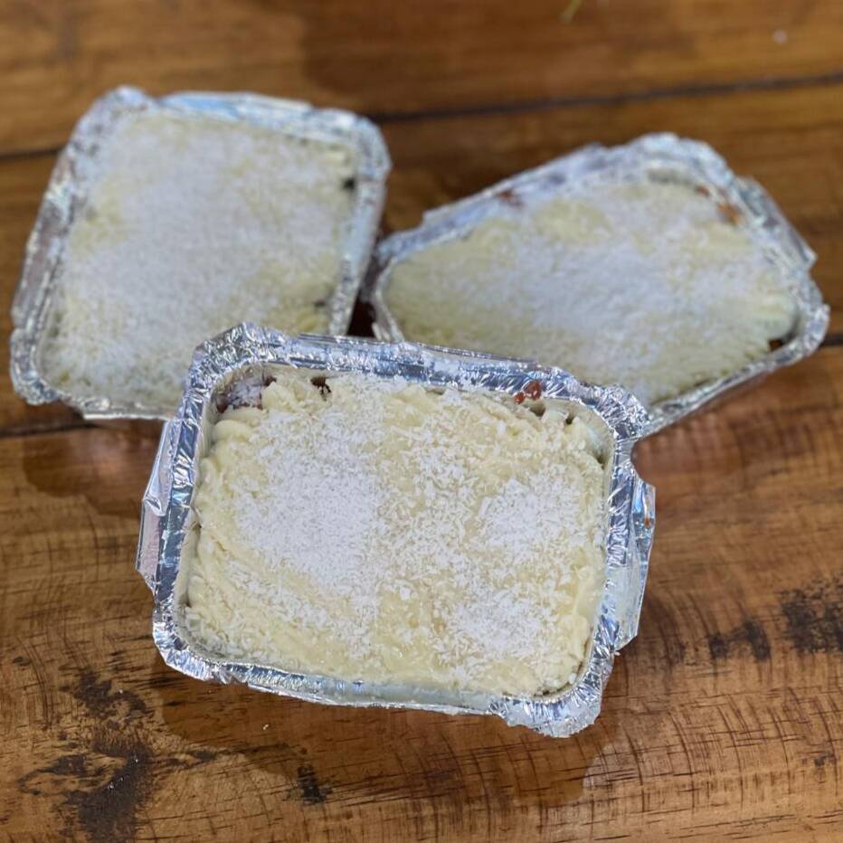 Bolo chocolate molhadinho, com cobertura cremosa de coco e coco ralado
(esse bolo e feito com massa e cobertura)
