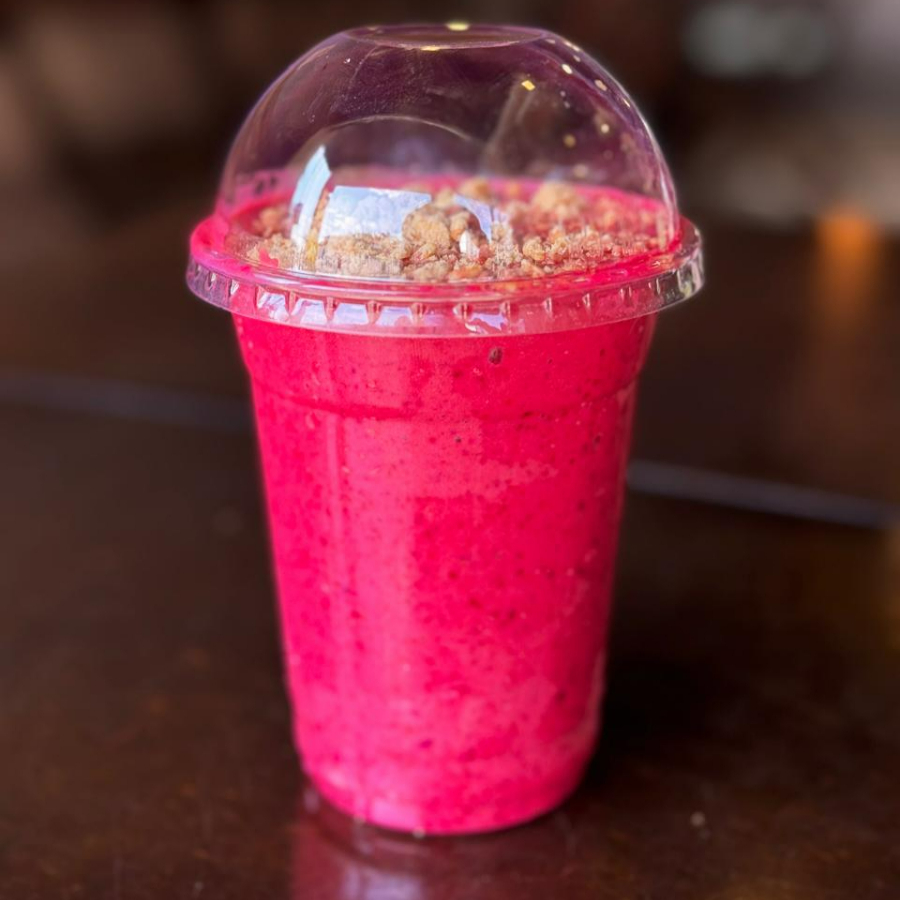 Vitamina à Moda, uma deliciosa mistura de frutas frescas. Essa vitamina é repleta de abacate cremoso, mamão maduro, banana doce e beterraba terrosa, todos combinados de forma harmoniosa para proporcionar um sabor incrível e uma explosão de nutrientes. Para completar, a adição de uma Paçoquinha traz uma surpresa agradável, adicionando um toque de doçura e intensificando o sabor. Esta vitamina não é apenas nutritiva e deliciosa, mas também é um deleite para os olhos. Ideal para quem busca uma opção saudável, mas não abre mão do sabor. Uma verdadeira salada de frutas em forma de vitamina.