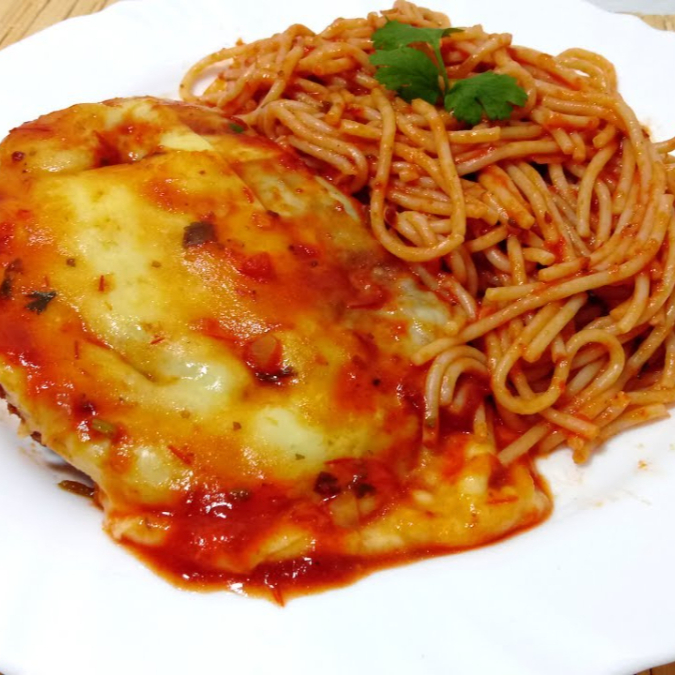 Desfrute de um suculento filé de peito de frango, empanado na medida certa, coberto com nosso delicioso molho de tomate caseiro e uma generosa camada de queijo muçarela derretido, gratinado até a perfeição