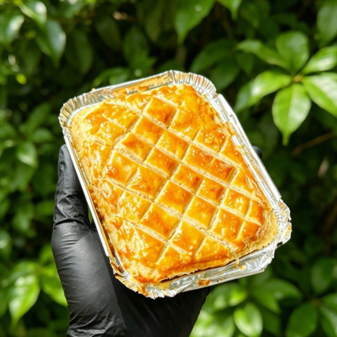 MASSA FOLHADA LEVE E DOURADA, RECHEIO FRANGO BEM TEMPERADO COM CHEDDAR E MOLHO DE REQUEIJÃO. ASSADO NA HORA, SABOR CASEIRO E QUALIDADE SUPERIOR,