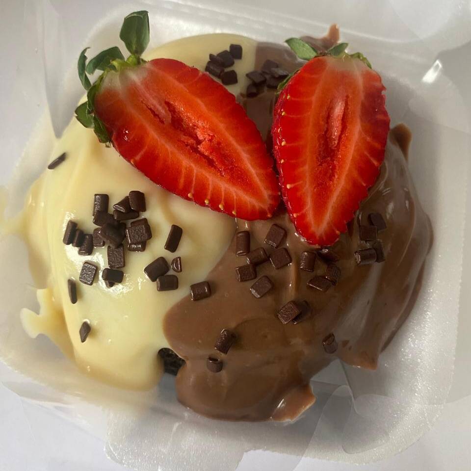 Deliciosa massa de chocolate que derrete na boca. Coberto com brigadeiro de Ninho e brigadeiro de chocolate cacau 50%. Finalizado com granule. 400g