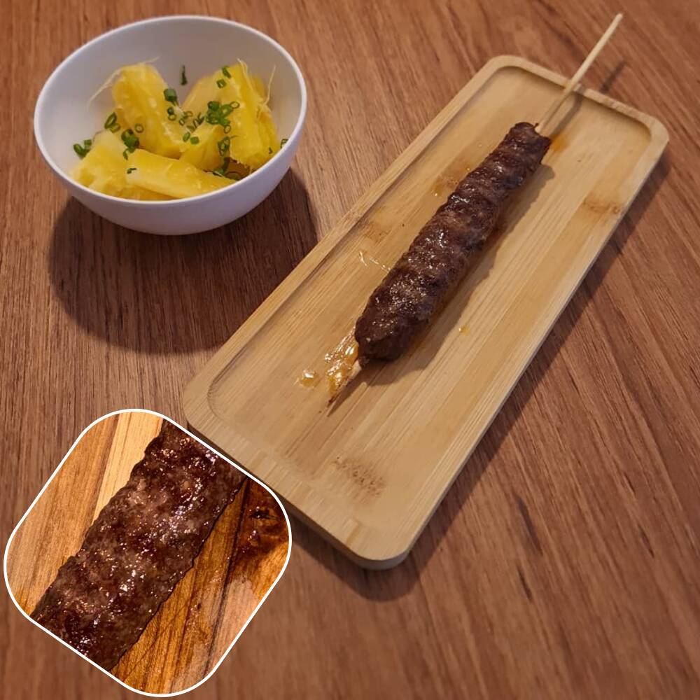 Espeto de kafta (patinho e costela), com mandioca.
