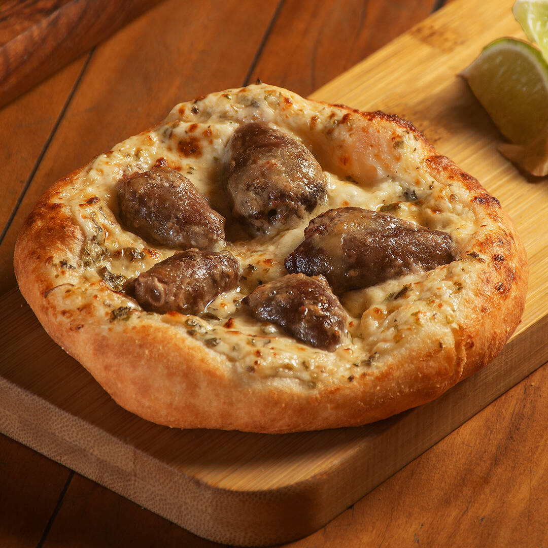 Pão de alho de churrasco com coração de galinha