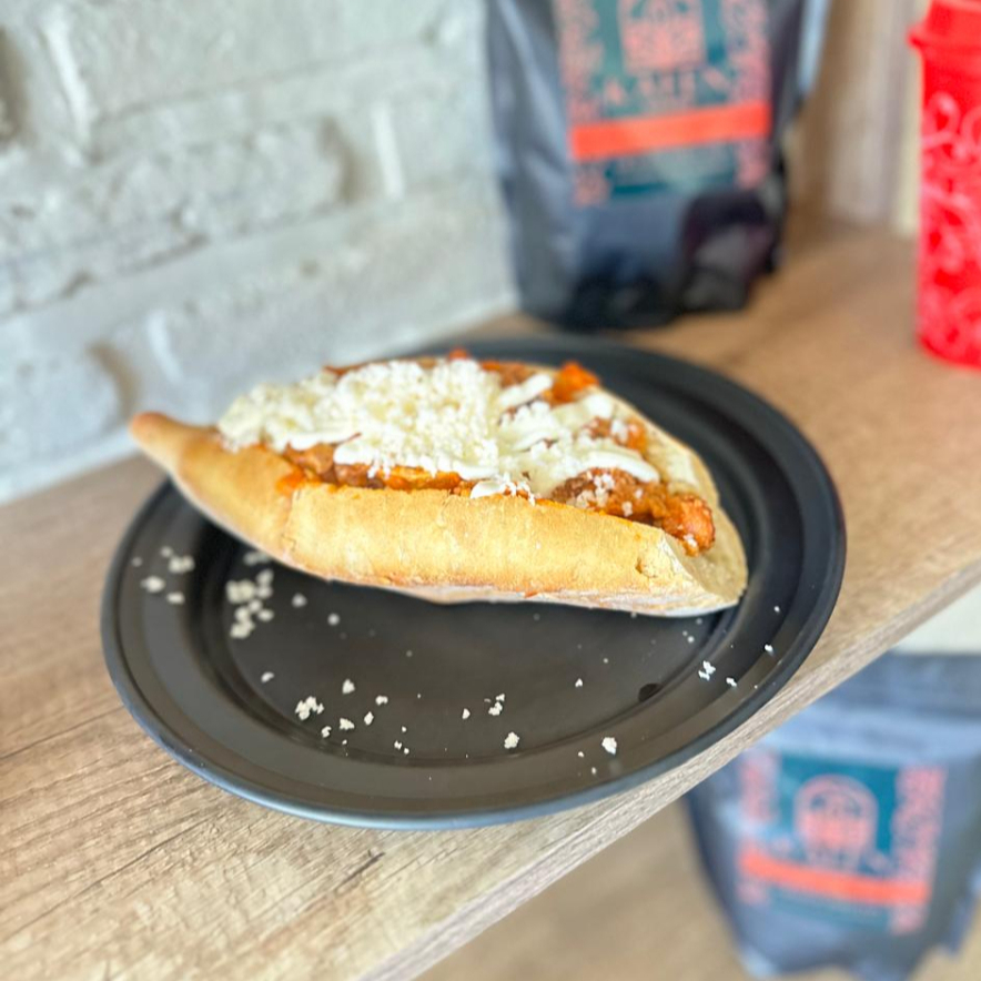 Lonche de Chilaquiles con Chicharrón