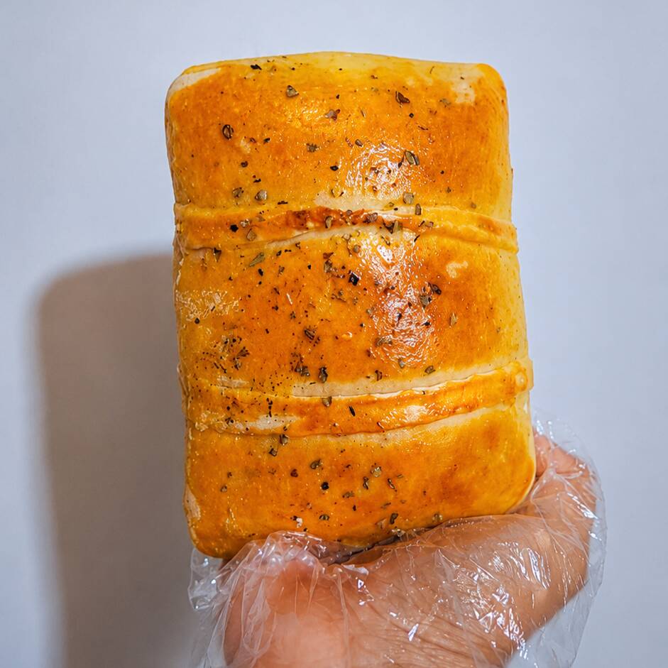 Recheio irresistível com Presunto, Queijo, Requeijão e Tomate Picadinho com Manjericão - Tudo isso envolto em uma Massa Artesanal, Leve, Fofinha e 100% Feita à Mão, com Ingredientes Frescos e Assado no Forno a Lenha.