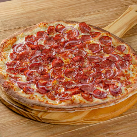 Massa da casa, banhada ao nosso delicioso molho de tomate. Calabresa cortada em rodelas finas, altamente suculenta, proporcionando um contraste perfeito com a cebola roxa. Para completar, uma generosa camada de queijo muçarela que derrete sobre a pizza, criando uma textura cremosa