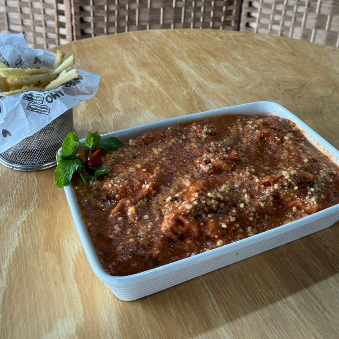 File de peito de frango empanado com 450g. Servido com uma generosa cobertura de mussarela, acompanhados de Spaguet ao molho pomodoro.