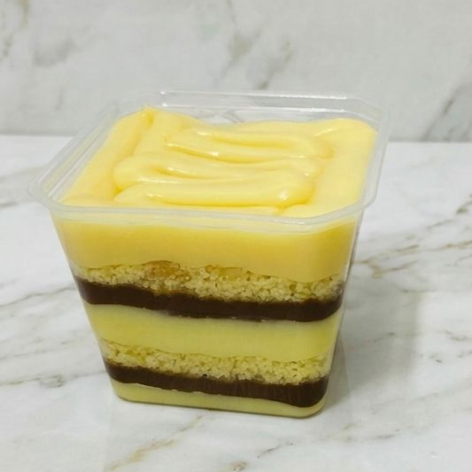 Massa de baunilha amanteigada, recheio de brigadeiro Ninho cremoso e Nutella não camadas. ( usamos pote de 250ml )