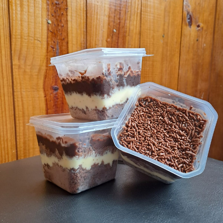 Bolo com a massa de chocolate com avelã recheado com brigadeiro de chocolate laka