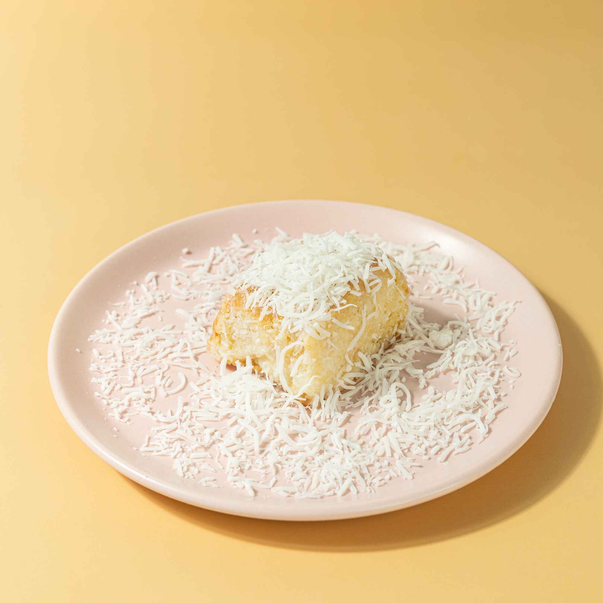 Bolo gelado de coco com massa fofinha, a sugestão da madre é experimentar gelado e comer de olhos fechados.
Imagem meramente ilustrativa.
Alérgicos: contém ovos e Leite, derivados de leite de vaca, trigo e soja. Pode conter nozes, amendoim, castanha de caju, pistache, avelã e amêndoas. Contém glúten e lactose.