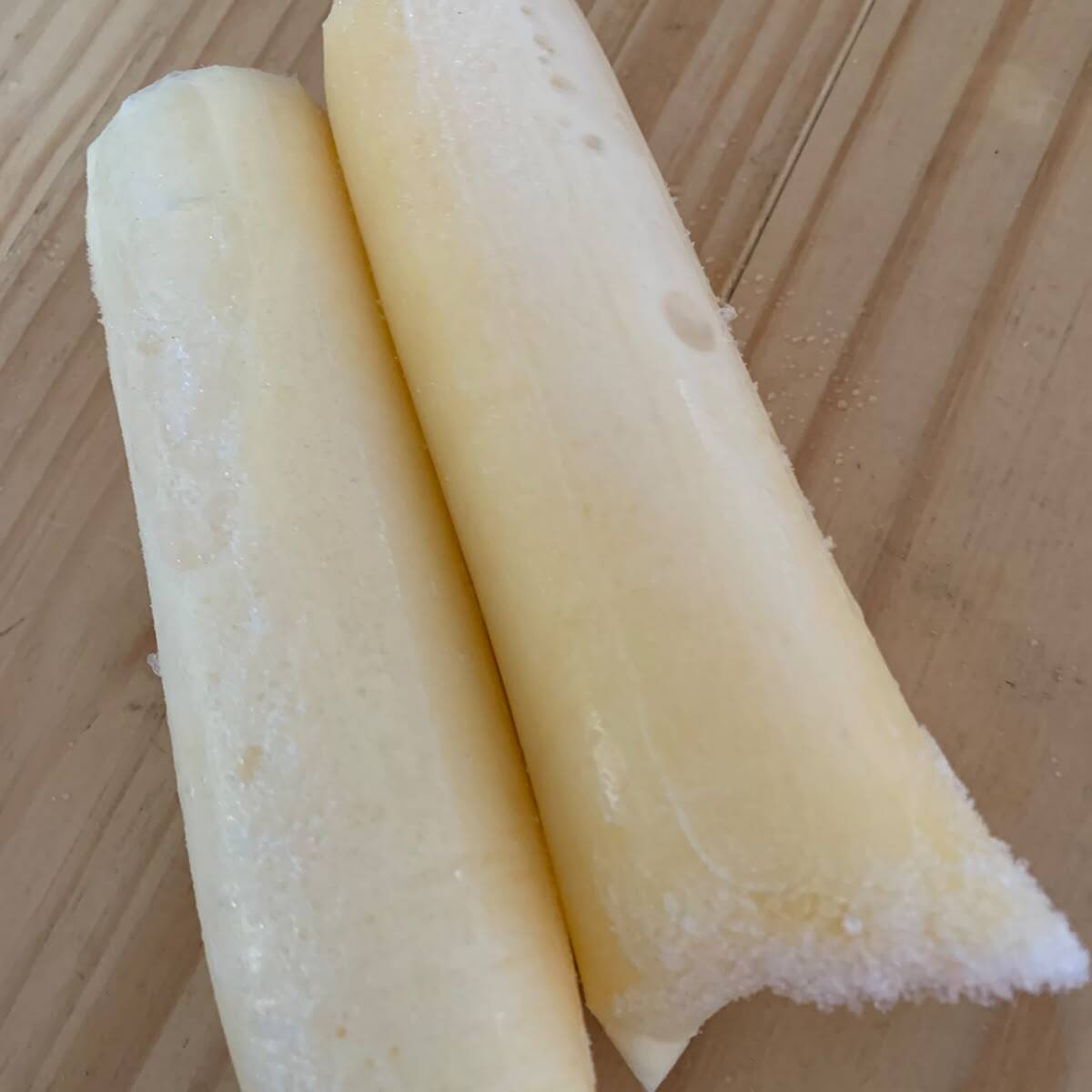 Feito com leite condensado, creme de leite e leite de coco, esse geladinho fica super cremoso e irresistível. A essência de maracujá traz aquele sabor tropical e refrescante.