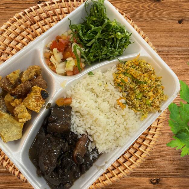 Feijoada completa com arroz branco, farofa da casa, vinagrete, salada de couve e torresmo crocante.