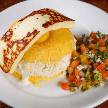 Cuscuz fofinho, frango desfiado e queijo ralado, queijo coalho fatia e vinagrete(sujeito à disponibilidade).