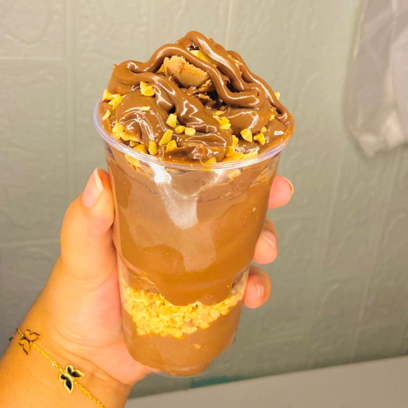 Um verdadeiro deleite para os amantes de chocolate e avelã! Nosso Copo Ferrero Rocher traz camadas generosas de brigadeiro de chocolate cremoso, envoltas em crocante amendoim triturado, com o toque irresistível da Nutella e pedaços macios de brownie. Para coroar essa experiência, um bombom Ferrero Rocher completo, trazendo toda a sofisticação e sabor que você merece. Copo de 300ml, Pesando 350ml peso final. LEIA A DESCRIÇÃO