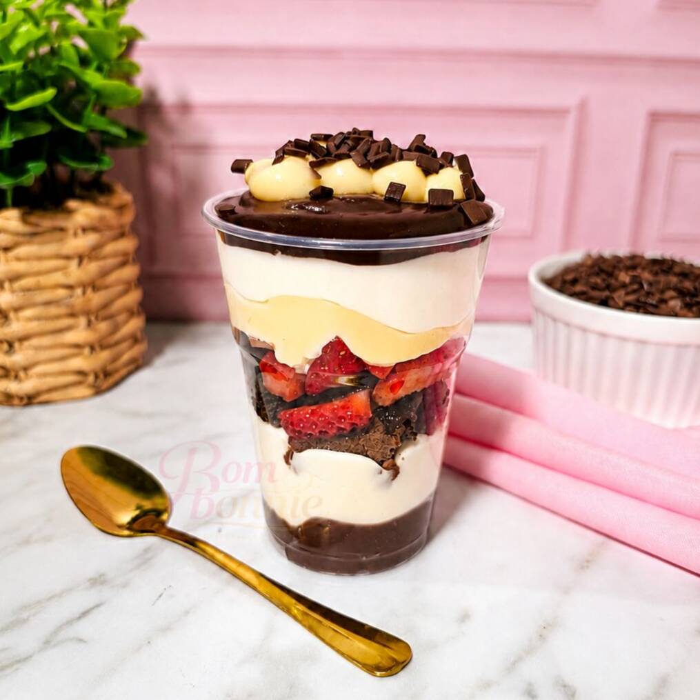 Tenha a felicidade na palma da mão com nosso irresistível Copo da Felicidade Sedução de Dois Amores com Morango! Em um copo de aproximadamente 250g, você vai se deliciar com uma combinação perfeita de mousse de Ninho, brigadeiro cremoso branco, brigadeiro de chocolate 50%, morangos frescos picados e brownie. Experimente essa sensação única e encante-se! . Serve até 1 pessoa. Peso aprox.: 250g