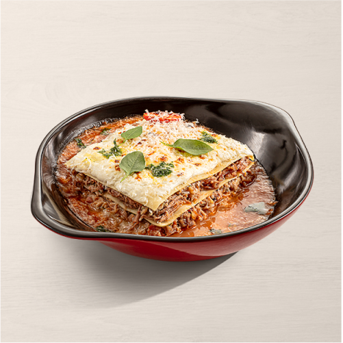 Massa recheada com mussarela, presunto e coberta com molho de tomate e carne moída.