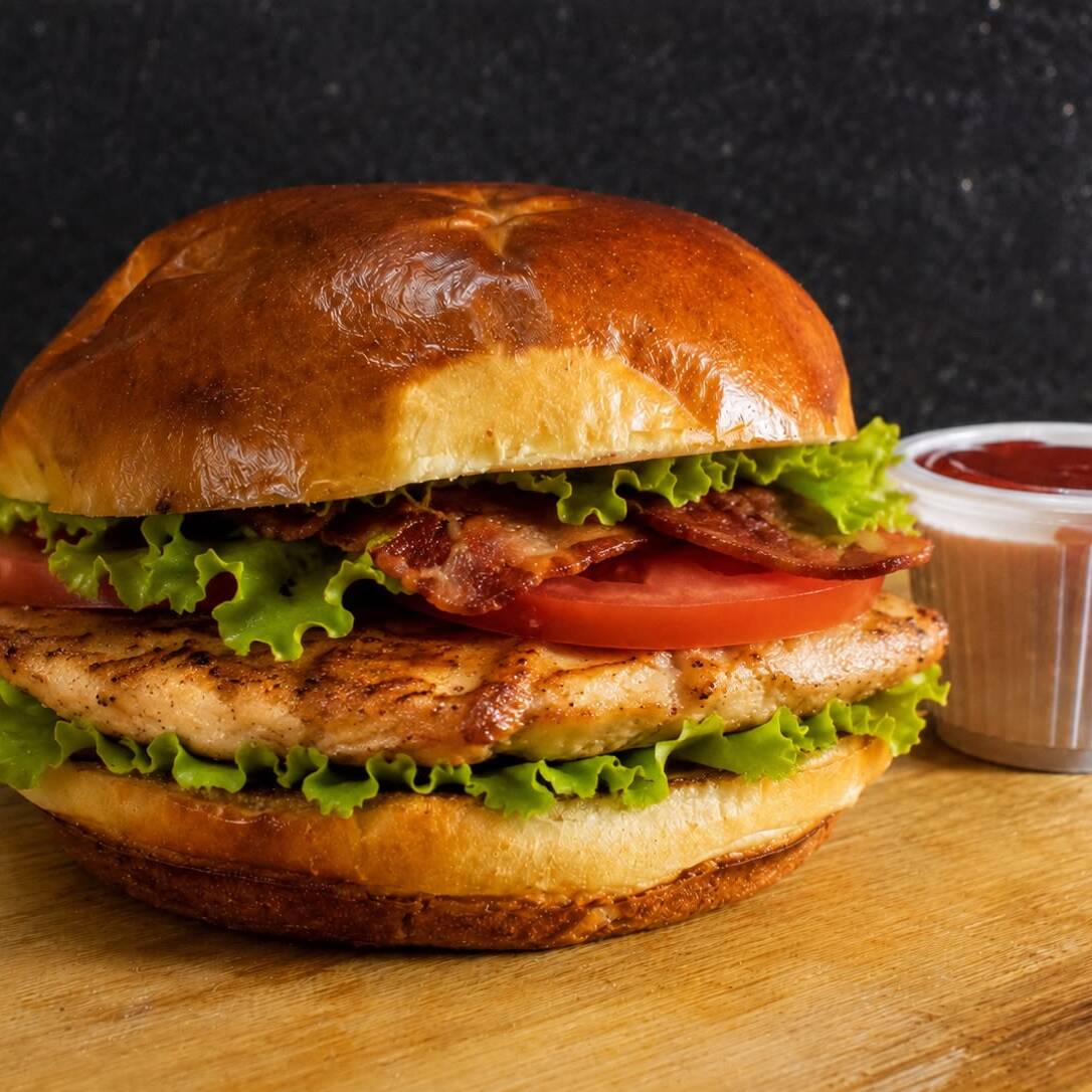 Pão / Filé de Frango 100g / Bacon / Alface / Tomate / Molho Tradicional