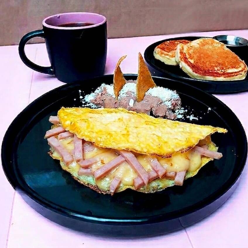Omelette de Jamón + Café + 2 Mini Hot Cakes