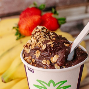 Delicioso açaí batido com morango e acompanha uma granola artesanal!
