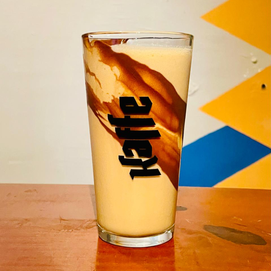 (Sorvete de baunilha Degusta, leite, gelo, espresso e cacau)