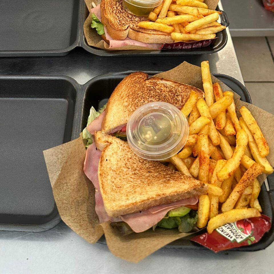 Sandwich, Papas y Bebida