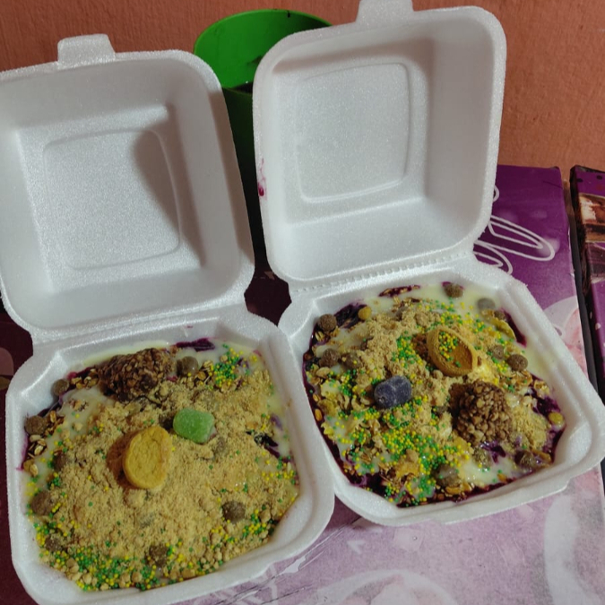 Serve 1 Pessoa acompanhado por Granola, sucrilhos, chocobol, leite em pó, farinha de biscoito, farinha de paçoca, leite condensado.