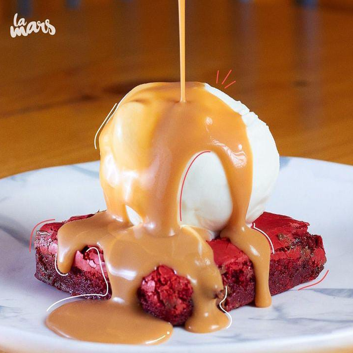 brownie red velvet con helado