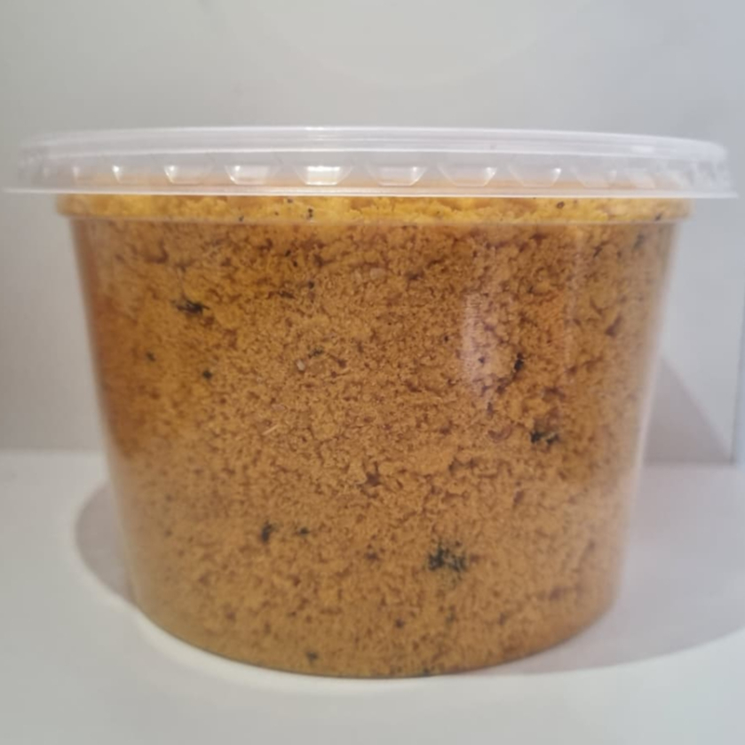 Nossa Farofa crocante de bacon e cebola com tempero surreal. É daquelas que você começa pegando só um pouquinho… e quando vê, acabou o pote! 🤣✨