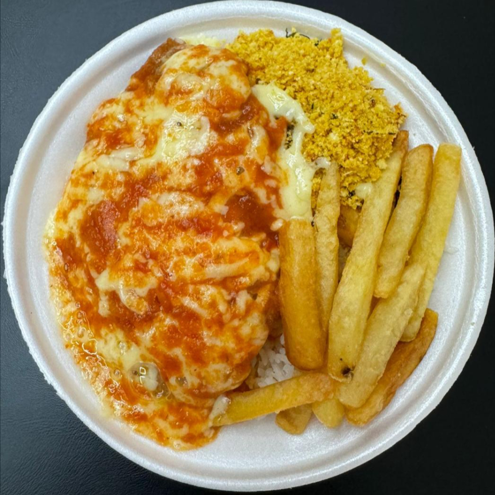 Acompanha Arroz Feijão Fritas e Farofa 400g aprox