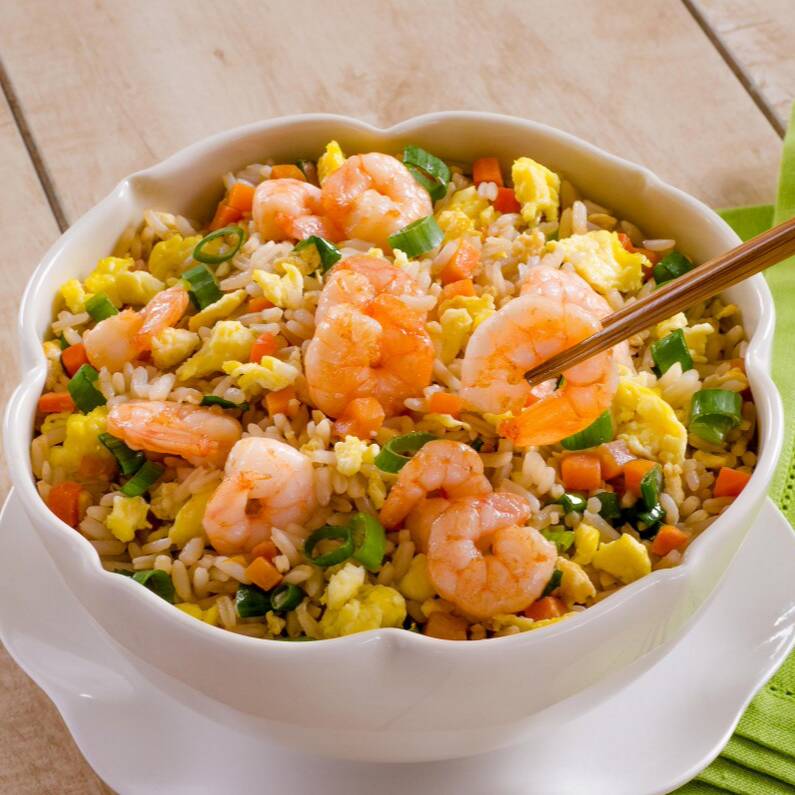 Arroz, camarões selecionados, cenoura, cebolinha e ovo temperados com shoyu. Porção para 1 ou 2 pessoas.