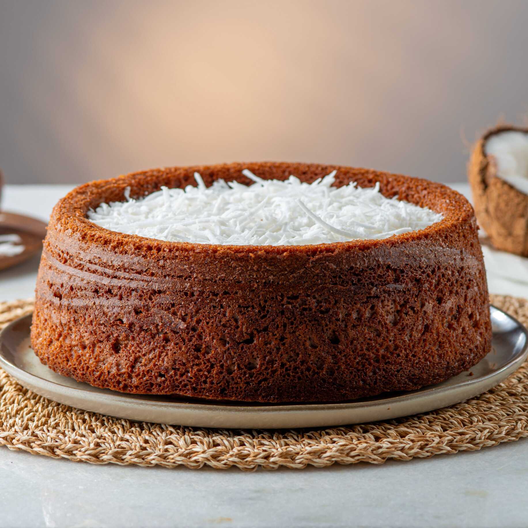Delicioso Bolo de chocolate caseiro, com uma piscina de beijinho e finalizado com coco ralado polvilhado. Imagem meramente ilustrativa. Bolo pequeno serve até 8 fatias Bolo grande serve até 16 fatias