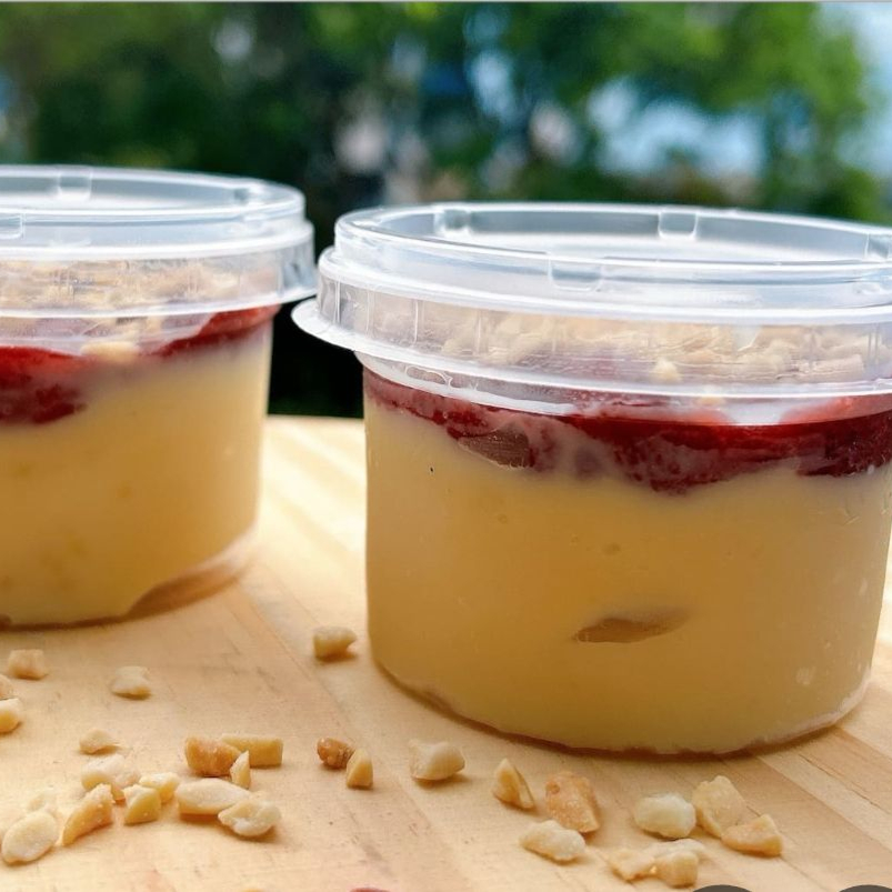 A combinação da Geleia de Morango artesanal e a cremosidade do brigadeiro de Leite Ninho. Para completar, uma leve camada de xerem de amendoim.