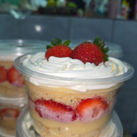 Nosso delicioso bolo de ninho com morangos, uma massa bem molhadinha, finalizado com chatininho.