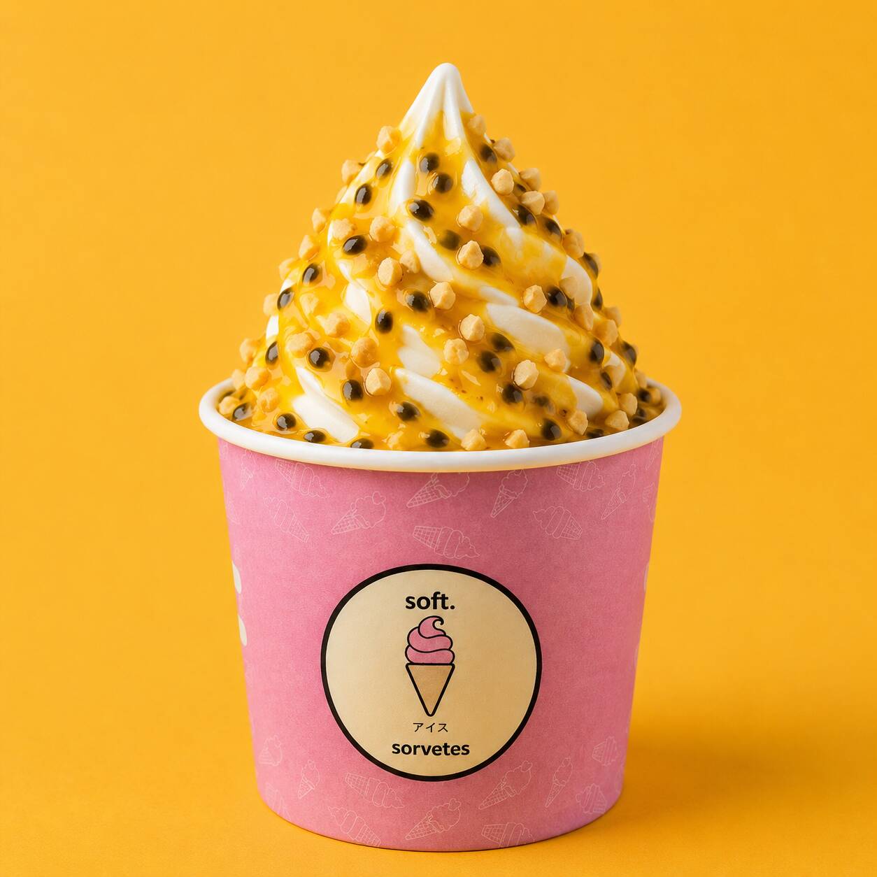 Uma combinação irresistível de cremosidade e frescor! Nosso novo Sundae Maracujá Tropicale é coberto com uma calda de maracujá, cheia de sabor, intensa e com pedaços crocantes das sementes típicas da fruta, que dão uma textura especial a cada colherada. Perfeito para quem quer um toque tropical delicioso em sua sobremesa! Acompanha Amendoins Crocantes e um Canudo Biju. imagem ilustrativa.