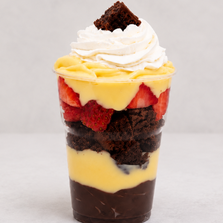 Camada absurdamente recheada de creme de chocolate intenso, brownie artesanal super macio, morangos frescos, creme de ninho ultra cremoso e chantininho leve que derrete na boca. Uma explosão gelada e irresistível a cada colherada. Serve 1 pessoa. +-250gr