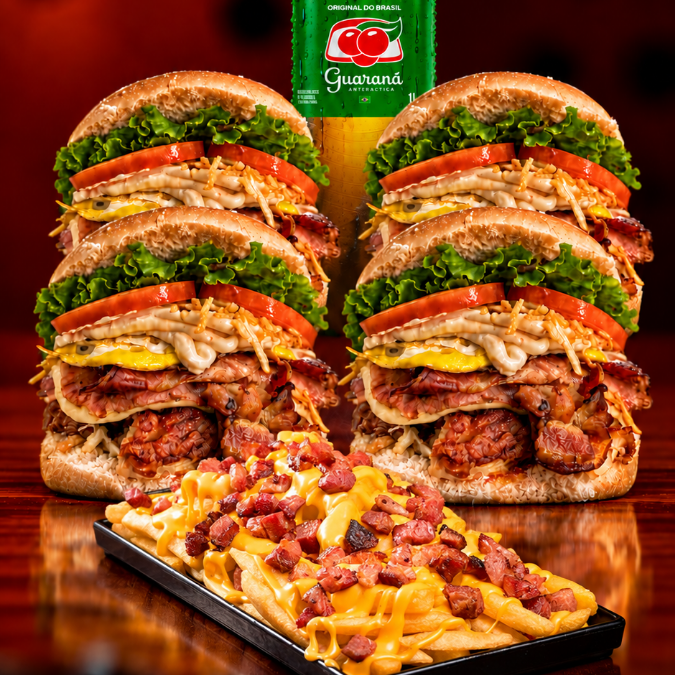 4 X-Tudo à sua escolha, acompanhados de Fritas com cheddar polenguinho e bacon crocante + 1 Guaraná 1L grátis. Uma oferta generosa, com bastante comida para um pedido reforçado.