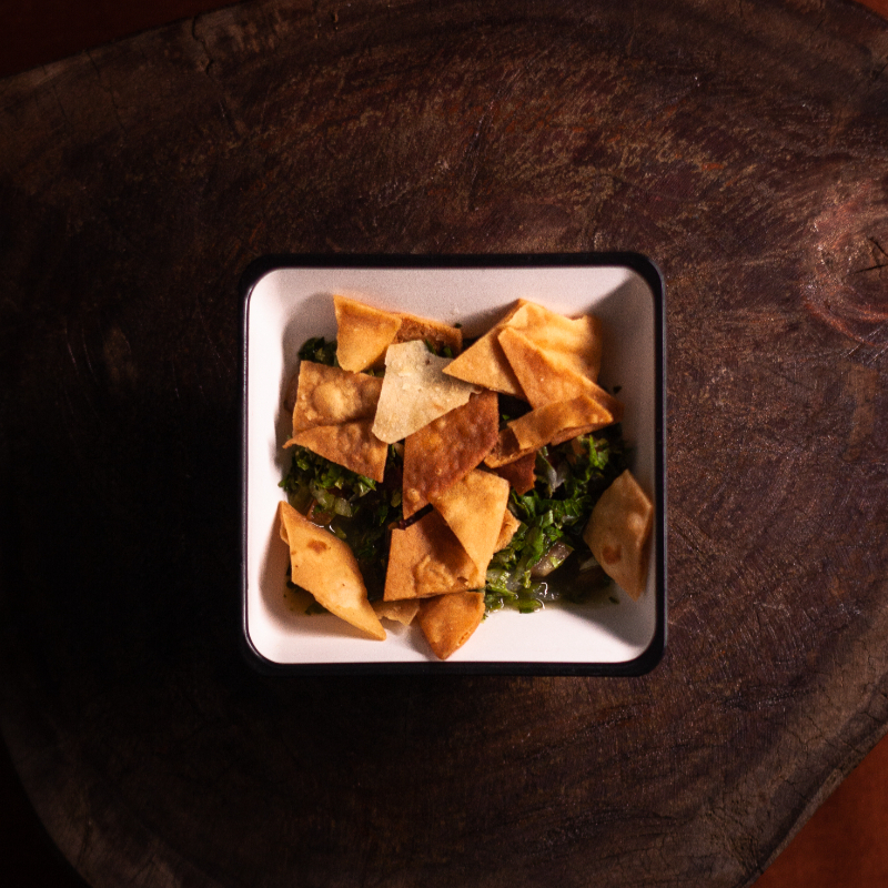 Alface, tomate, cebola, hortelã e pedacinhos crocantes de pão sírio.