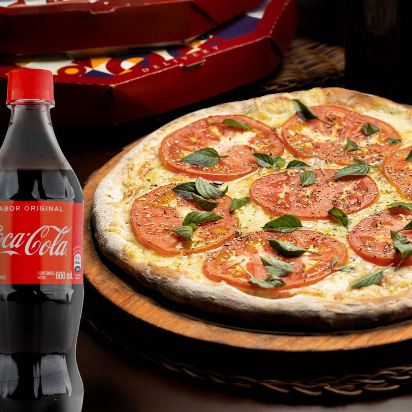 Tudo acaba em pizza… Principalmente um jantar perfeito a dois! Escolha 1 sabor favorito entre as opções disponíveis, servido em uma pizza de massa artesanal e recheios de alta qualidade.
Acompanha um refrigerante bem gelado (Guaraná Antarctica 1l ou Pepsi) totalmente grátis! (25cm | 4 Fatias).