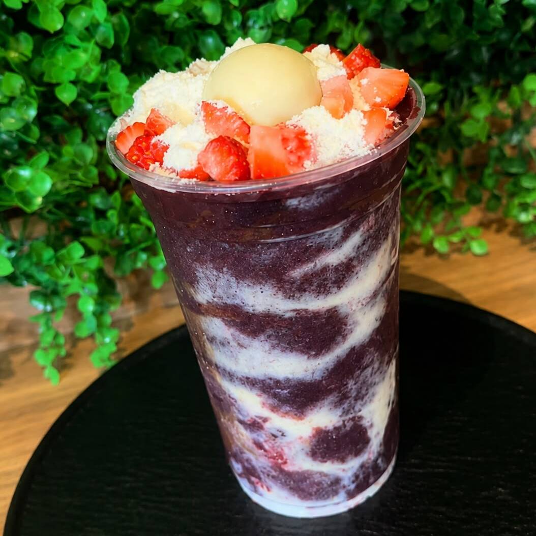 Açaí, Creme Ninho, Leite em Pó e Fruta.
