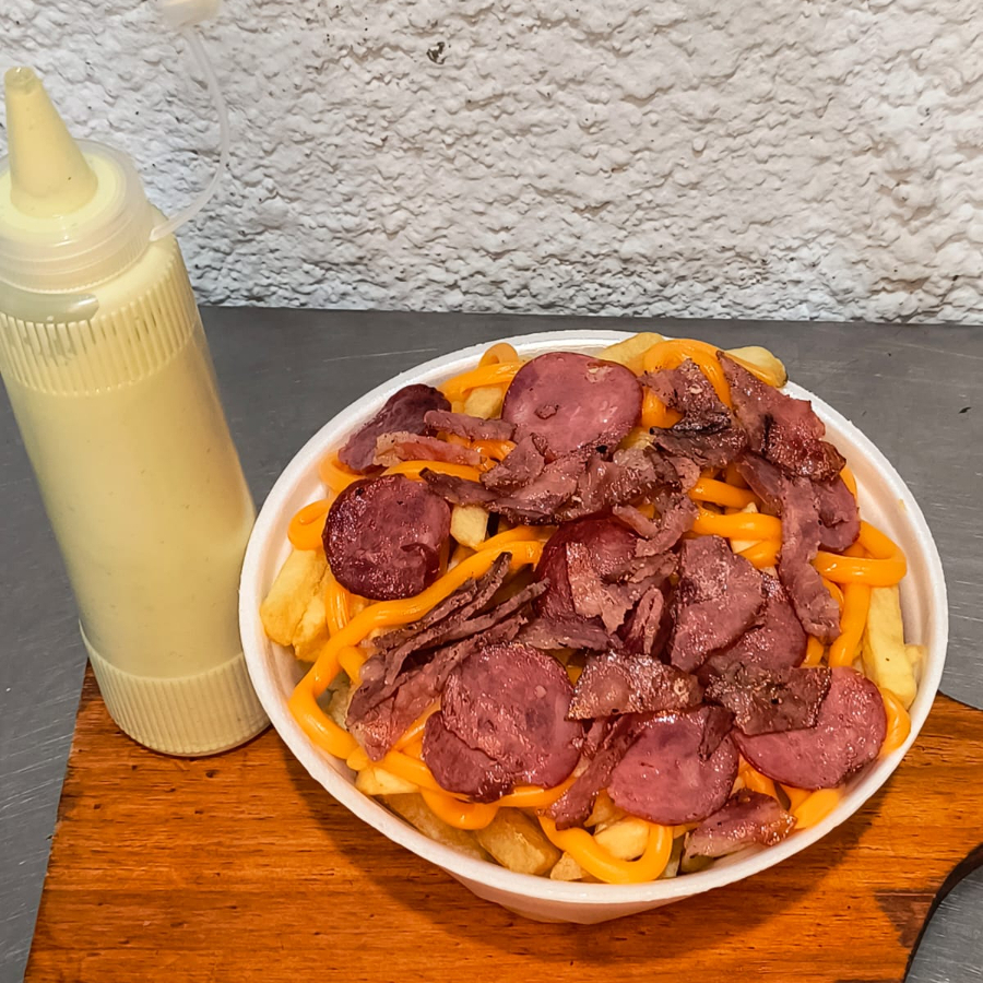 batata frita , bacon , calabresa , cheddar , ketchup e molho verde