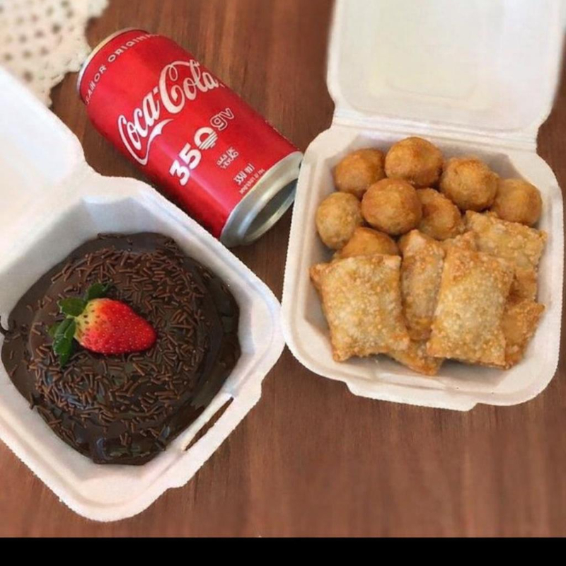 mini bolo, salgados , refrigerante em lata.