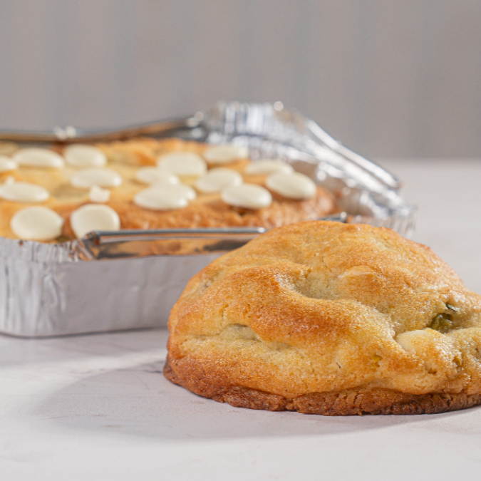 A nossa linha de Pistache em dose dupla para quem busca um sabor marcante e autêntico. O combo é composto pelo Cookie de Pistache, acompanhado da mini torta de base crocante com creme de pistache e chocolate nobre branco pra finalizar a experiência.